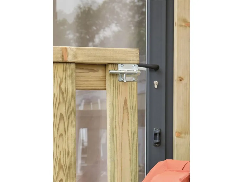 Vue rapprochée du loquet de fermeture du portillon un battant, option pour terrasses Clairval