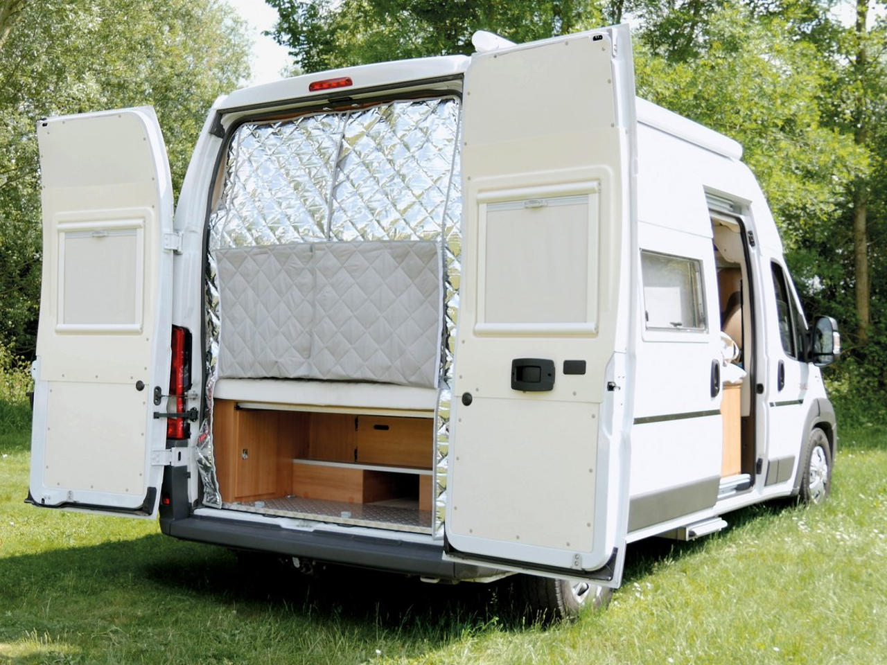 Homme Fixation De L'isolation Thermique Dans Un Camping-car Photo