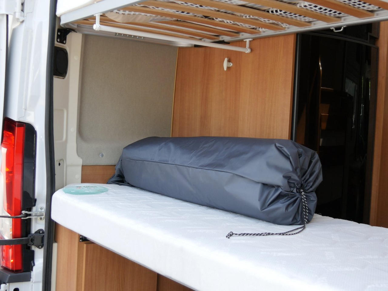 Homme Fixation De L'isolation Thermique Dans Un Camping-car Photo